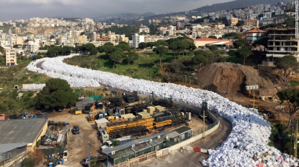 
В столице Ливана образовалась "река из мусора", который предназначался для России
