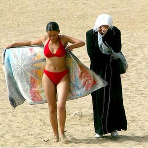 
Кувейт может больше не увидеть женщин в бикини