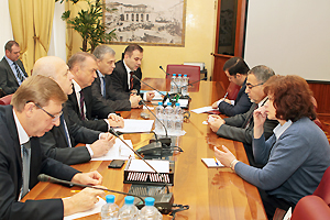 رئيس غرفة تجارة وصناعة روسيا سيرغي كاتيرين يلتقي السفير العراقي في روسيا اسماعيل محسن