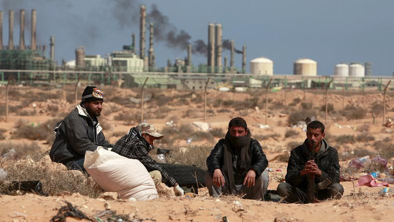 
Премьер Ливии грозит применить силу против ополченцев, блокирующих работу нефтяных портов