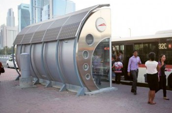 
В Дубае установлены автобусные остановки, работающие на солнечной энергии