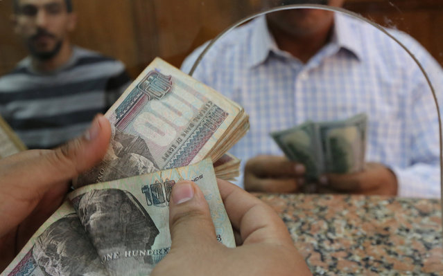 
Египтяне массово сдают доллары в обменных пунктах
