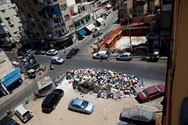 
Из-за спора мусорщиков в Бейруте отходы сваливают на улице