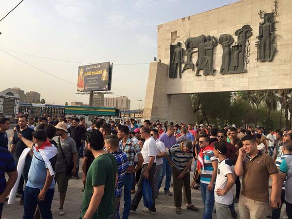 
Сотни людей протестуют в Багдаде против отключений электричества