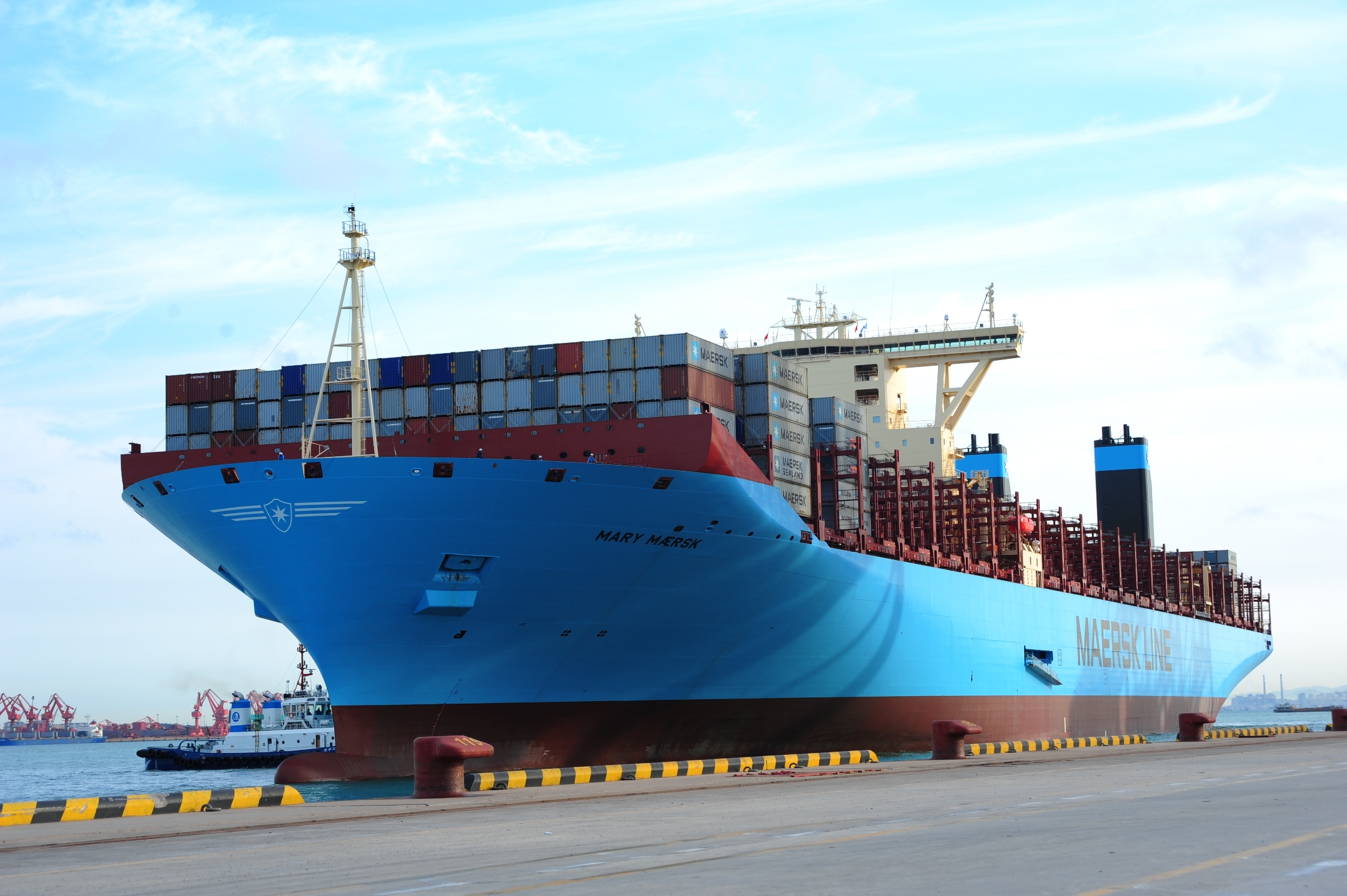 
Крупнейший в мире контейнеровоз совершил успешный маневр в водах Суэцкого канала