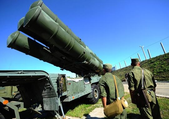 
Блогеры опубликовали фото новейшей зенитной ракетной системы С-400 в Алжире