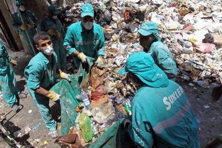 
Власти Ливана возобновят уборку мусора с улиц столицы