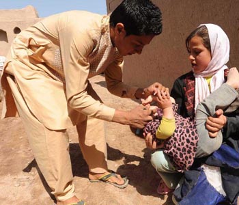 
Полиомиелит на Востоке: массовая вакцинация опаздывает
