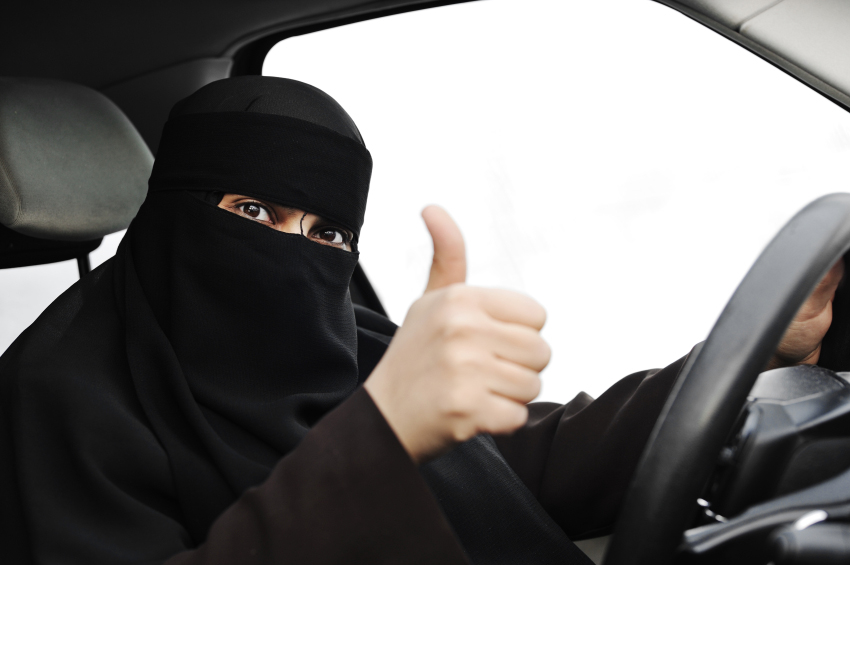 
Саудовским женщинам без косметики предложили давать водительские права