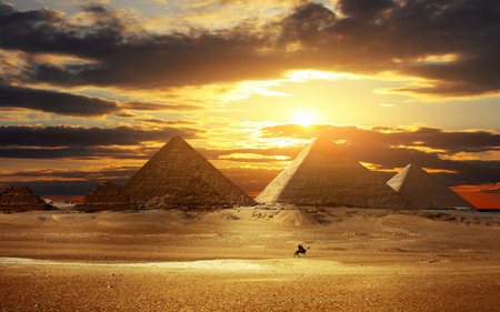 
Одинокие пирамиды