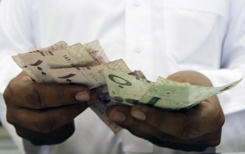
Саудовской Аравии и ОАЭ удалось отбить атаку валютных спекулянтов