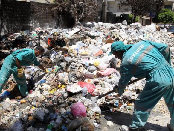 
Начат вывоз мусора с улиц Бейрута, россияне не будут его утилизировать