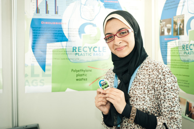 
Молодая египтянка открыла бюджетный метод превращения бытового пластикового мусора в топливо