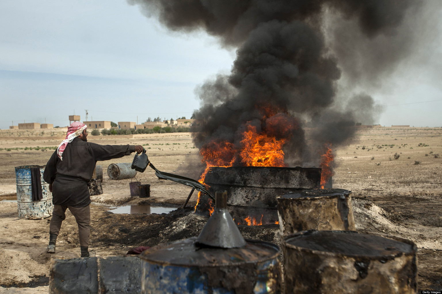 
В Ираке боевики ИГИЛ наладили нелегальную переработку и продажу нефти