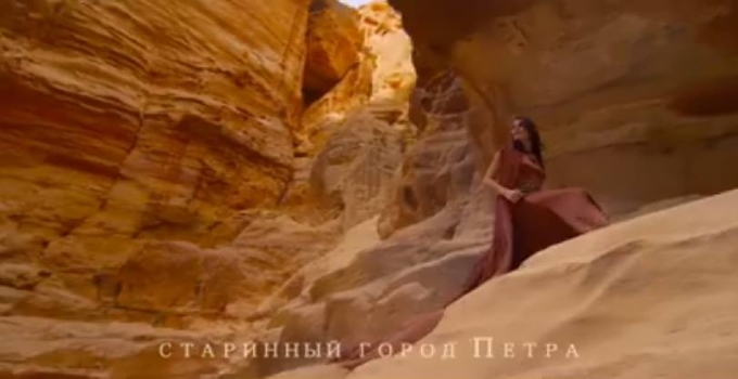 
Светловолосая русская девушка рекламирует туризм в Иордании
