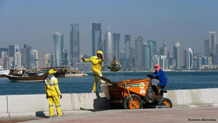 
Условия труда иностранных рабочих в Катаре признаны "чрезвычайно опасными"